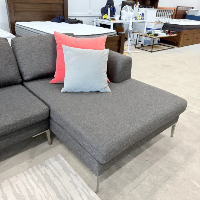 Chaise of the Freedom sofa with scatter cushions and the slim right arm, on sleek metal legs
