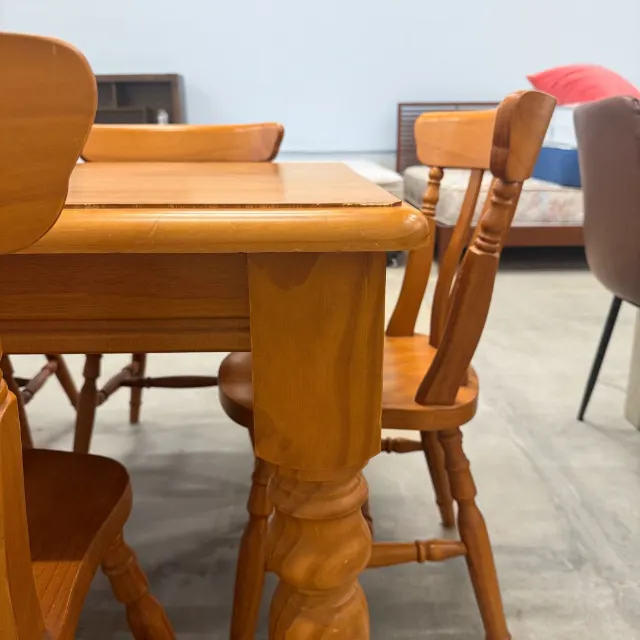 Table corner with moulded edge and chunky turned leg