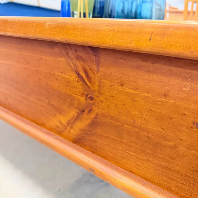 Pine grain detail on the coffee table apron