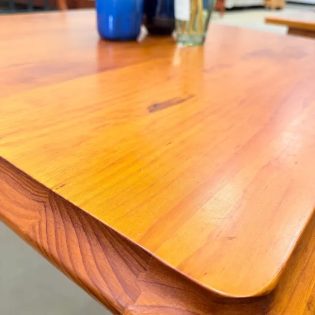Close-up of the rounded, moulded edge of the pine top