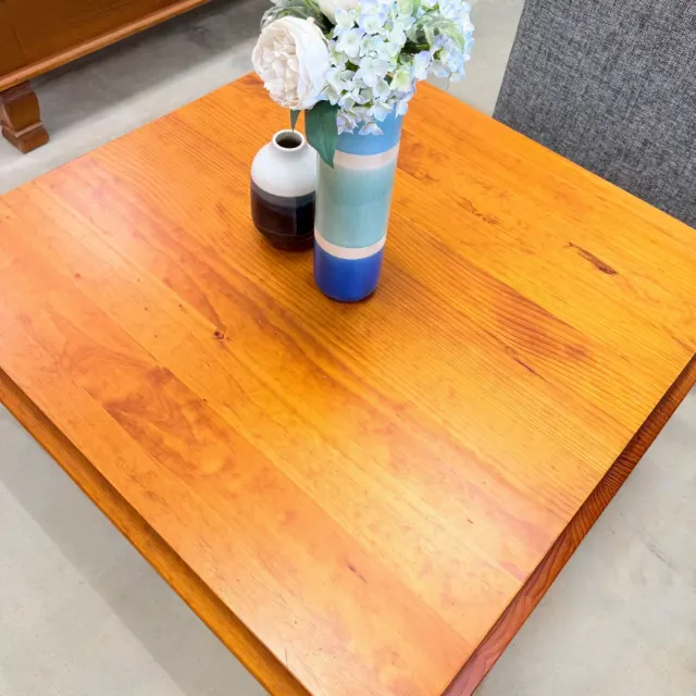 Top view of the pine tabletop and its natural grain