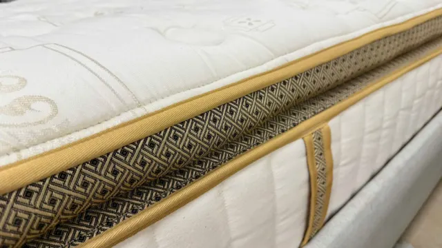 Upholstered Bed & Posturepedic Mattress Queen size — photo 7