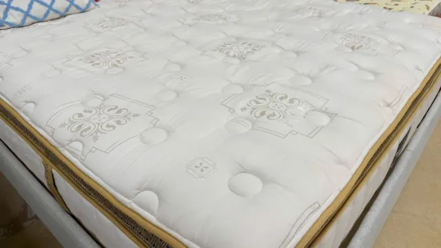 Upholstered Bed & Posturepedic Mattress Queen size — photo 8