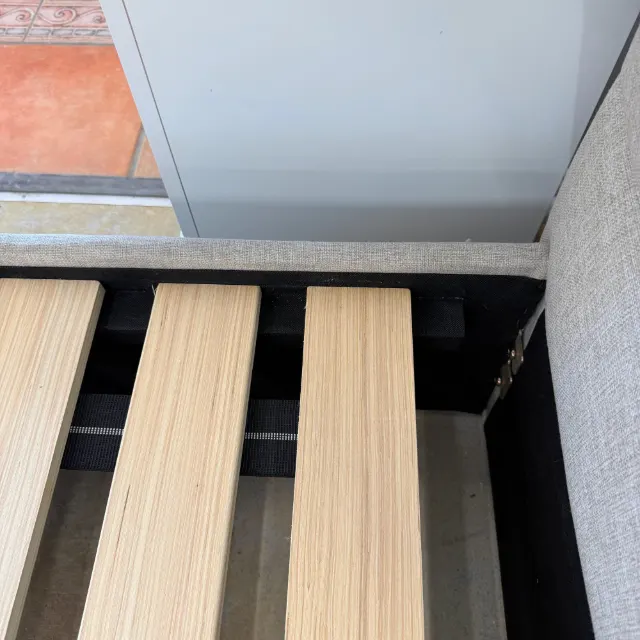 Close-up of the timber slats and the centre support rail