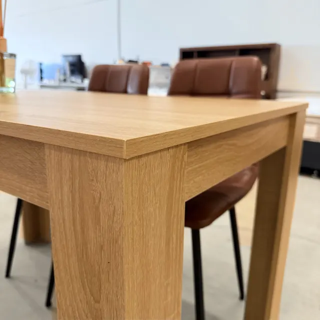 Table corner with the oak look top and square block legs