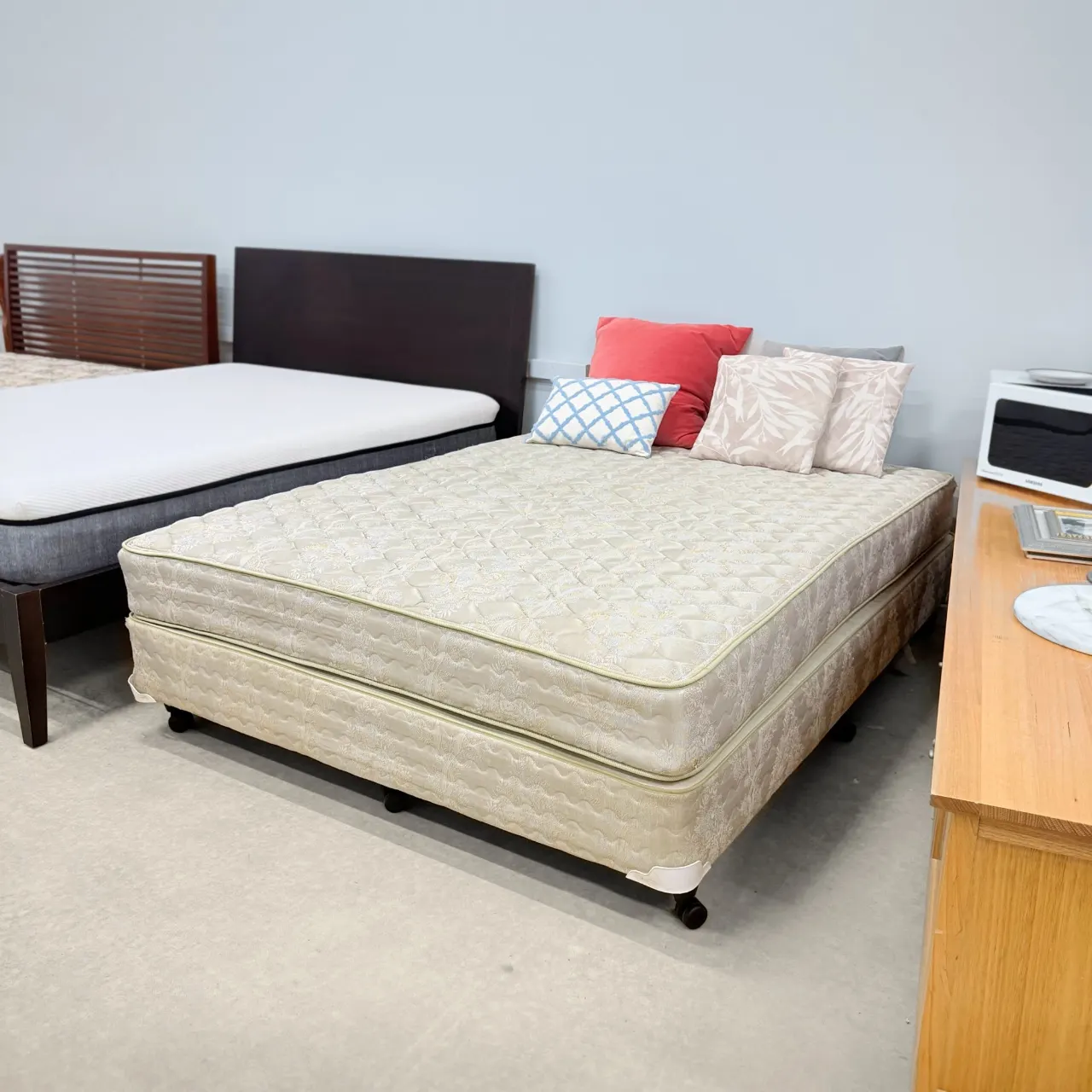 Sealy queen ensemble in cream damask: matching bed base and mattress, angled view