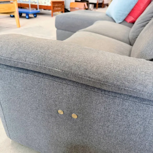 Electric recline buttons on the side of the arm