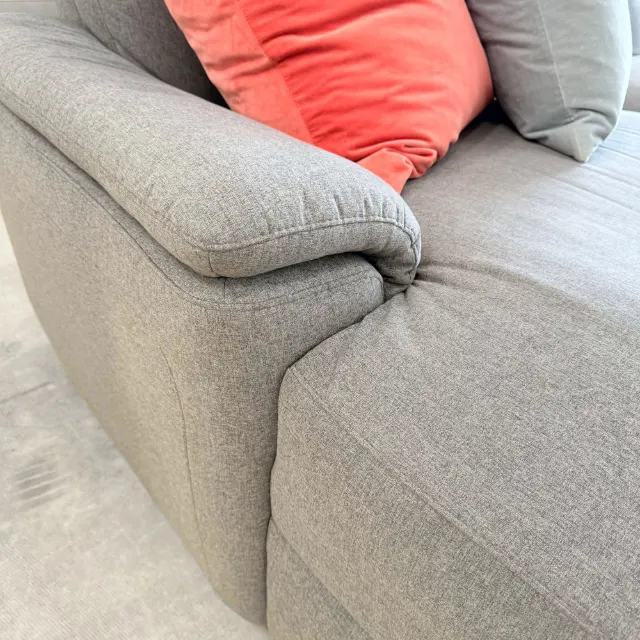 Pillow-top arm detail