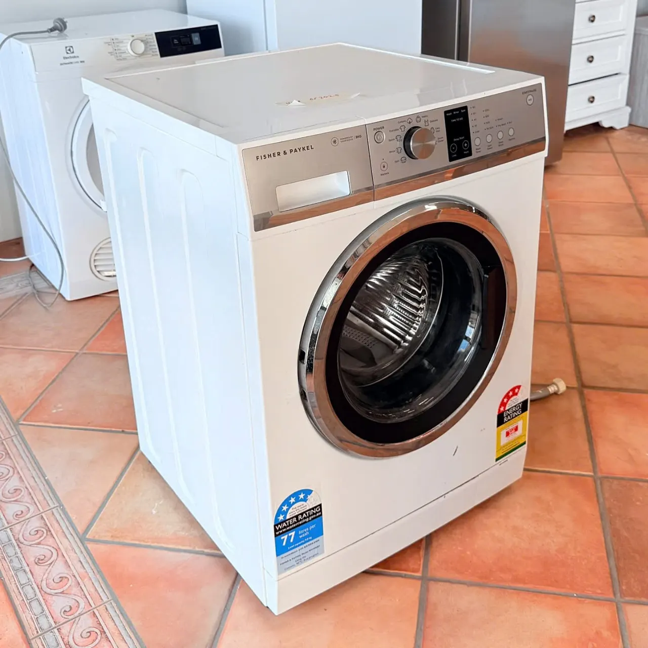 Fisher & Paykel 9kg washer, right side angle