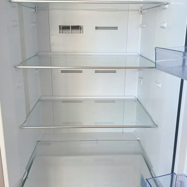 Fridge compartment with glass shelves