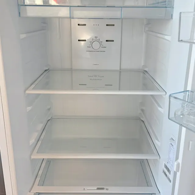 Fridge compartment with glass shelves and temperature control