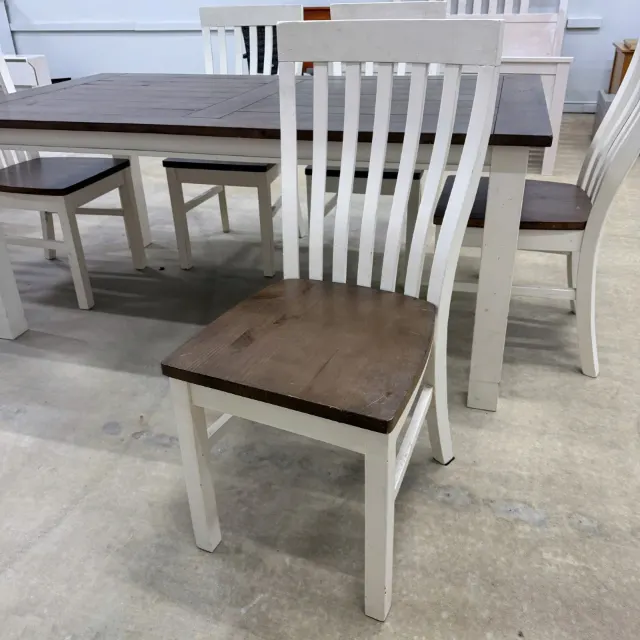 High-back slatted dining chair