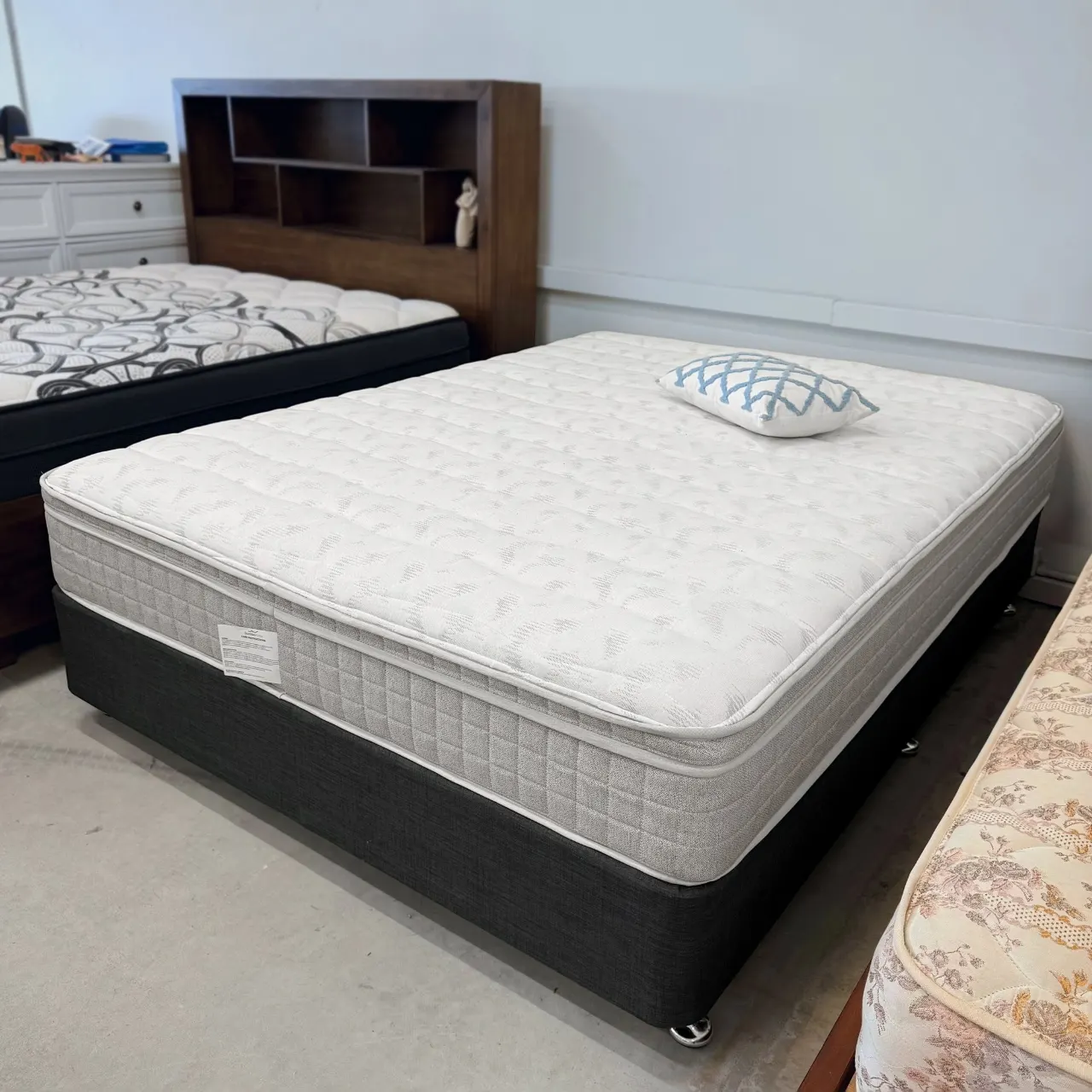 QUALITY Queen Ensemble - Base & Mattress — photo 2