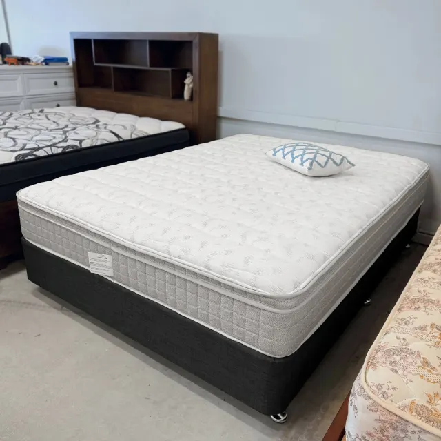 QUALITY Queen Ensemble - Base & Mattress — photo 2
