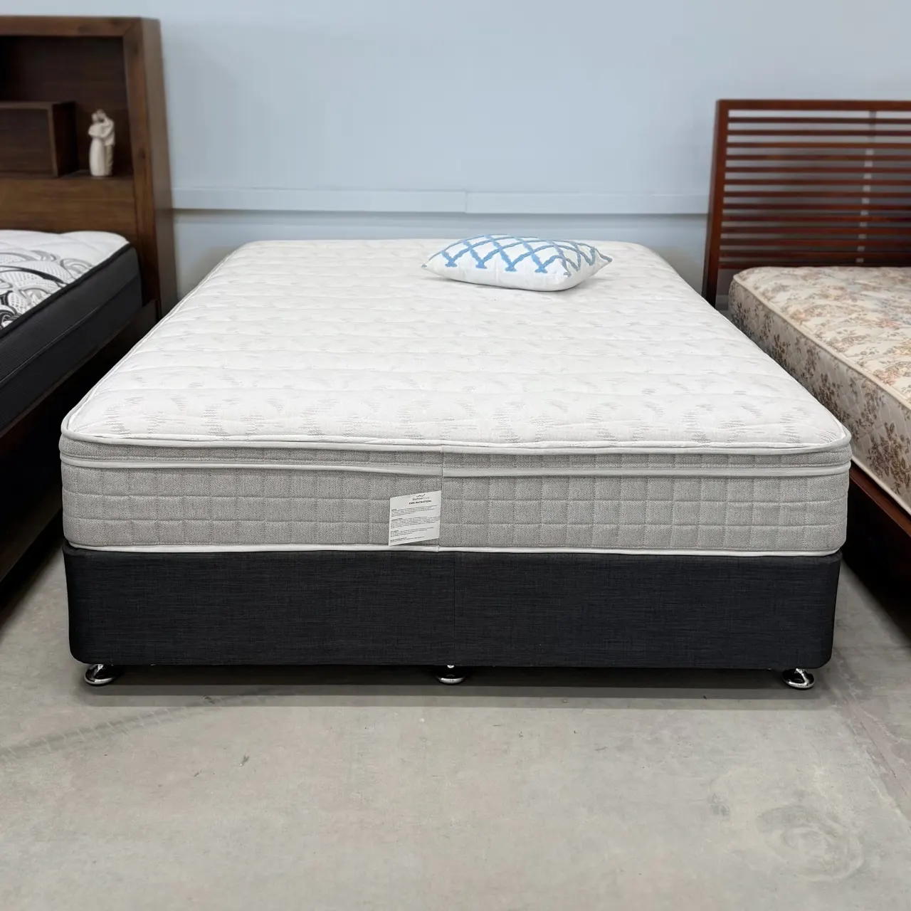 QUALITY Queen Ensemble - Base & Mattress — photo 1